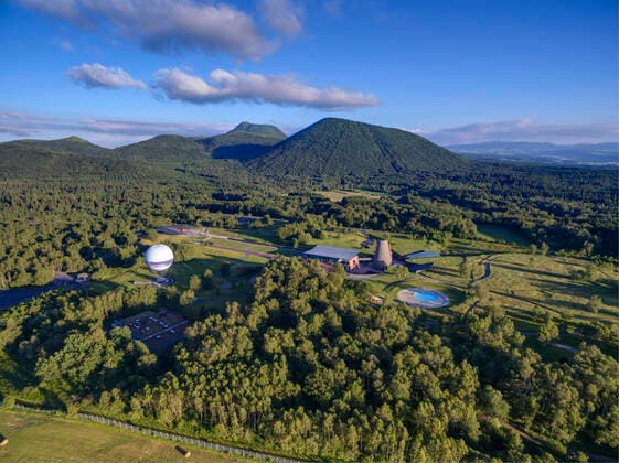 Architektur von Hans Hollein Saint-Ours-les-Roches (central France): Vulcania Aerial view of Vulcania, European Park of Volcanism in the Regional Nature Park parc naturel des volcans d Auvergne in Saint Ours les Roches (central France). Vulcania is an educational Amusement park and museum with a volcano theme. Auvergne; Auvergne Rhone Alpes; Puy de Dome 63 Europe; Western Europe; France  Copyright: xGodard Andia.frx 307122