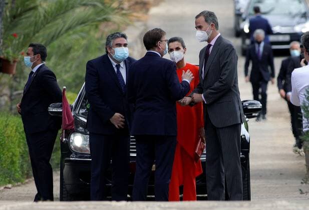 Spain s King Felipe VI (R) and Queen Letizia (2-R) chat with Valencia s regional President, Ximo Puig (C), and Spanish Culture Minister, Jose Manuel Rodriguez Uribes (2L), upon their arrival at the home of poet Francisco Brines (unseen), in the town of Oliva, eastern Spain, 12 May 2021. The Spanish royal couple handed over 2020 Cervantes Prize to Spanish poet Francisco Brines in his home due to the delicate state of Brines health amid coronavirus pandemic despite the awarding ceremony, traditionally held each 23 April in the town of Alcala de Henares. Spanish royal couple gives Cervantes Prize to poet Francisco Brines !ACHTUNG: NUR REDAKTIONELLE NUTZUNG!  Copyright: xNachoxFrancesx GRAFCVA4793 20210512-637564217335485235
