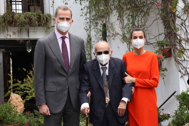 12-05-2021 Olivia Queen Letizia and King Felipe with poet Francisco Brines in Oliva, Spain. The Spanish royal couple handed over 2020 Cervantes Prize to Spanish poet Francisco Brines . Â  Copyright: xPPEx