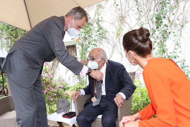 12-05-2021 Olivia Queen Letizia and King Felipe with poet Francisco Brines in Oliva, Spain. The Spanish royal couple handed over 2020 Cervantes Prize to Spanish poet Francisco Brines . Â  Copyright: xPPEx