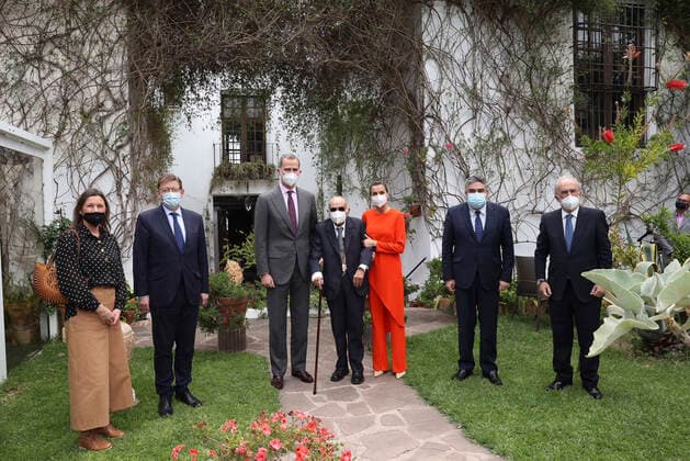12-05-2021 Olivia Queen Letizia and King Felipe with poet Francisco Brines in Oliva, Spain. The Spanish royal couple handed over 2020 Cervantes Prize to Spanish poet Francisco Brines . Â  Copyright: xPPEx