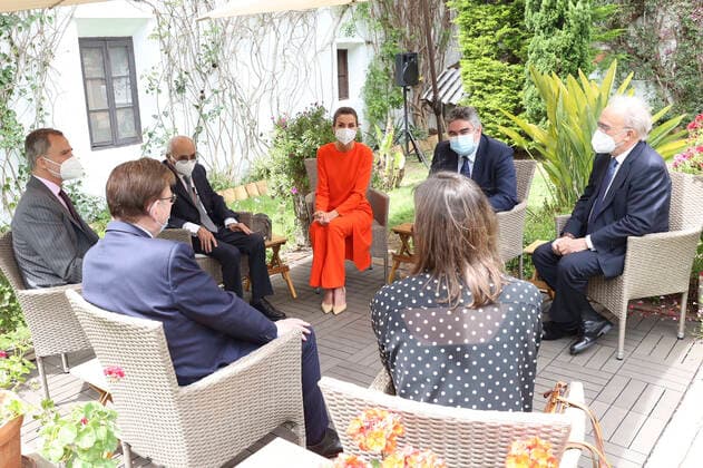 12-05-2021 Olivia Queen Letizia and King Felipe with poet Francisco Brines in Oliva, Spain. The Spanish royal couple handed over 2020 Cervantes Prize to Spanish poet Francisco Brines . Â  Copyright: xPPEx