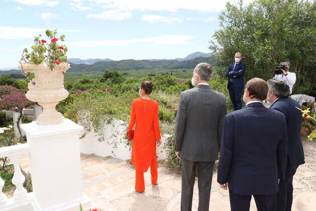 12-05-2021 Olivia Queen Letizia and King Felipe with poet Francisco Brines in Oliva, Spain. The Spanish royal couple handed over 2020 Cervantes Prize to Spanish poet Francisco Brines . Â  Copyright: xPPEx