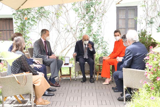 12-05-2021 Olivia Queen Letizia and King Felipe with poet Francisco Brines in Oliva, Spain. The Spanish royal couple handed over 2020 Cervantes Prize to Spanish poet Francisco Brines . Â  Copyright: xPPEx