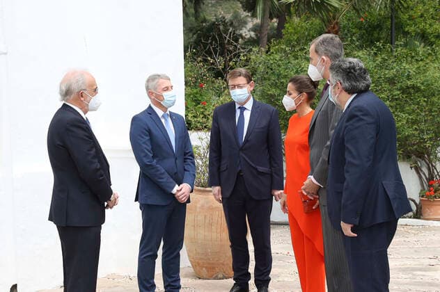 12-05-2021 Olivia Queen Letizia and King Felipe with poet Francisco Brines in Oliva, Spain. The Spanish royal couple handed over 2020 Cervantes Prize to Spanish poet Francisco Brines . Â  Copyright: xPPEx