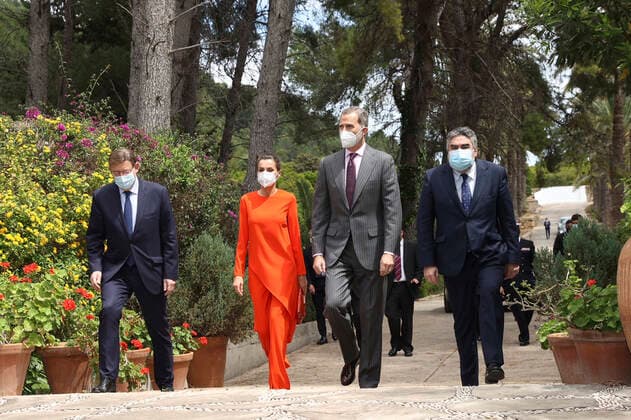 12-05-2021 Olivia King Felipe VI (2-R) and Queen Letizia (L) arrive at the home of poet Francisco Brines (unseen), accompanied by Valencia s regional President, Ximo Puig (L), and Spanish Culture Minister, Jose Manuel Rodriguez Uribes, in the town of Oliva, eastern Spain, 12 May 2021. The Spanish royal couple handed over 2020 Cervantes Prize to Spanish poet Francisco Brines in his home due to the delicate state of Brines health amid coronavirus pandemic despite the awarding ceremony, traditionally held each 23 April in the town of Alcala de Henares. Â  Copyright: xPPEx