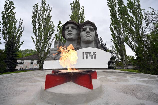 SIEVIERODONETSK, UKRAINE - MAY 9, 2021 - The Eternal Flame is ablaze at the Memorial of Glory mass grave on the Day of Victory over Nazism, Sievierodonetsk, Luhansk Region, eastern Ukraine. Victory over Nazism Day in Sievierodonetsk  Copyright: xOleksiixKovalovx
