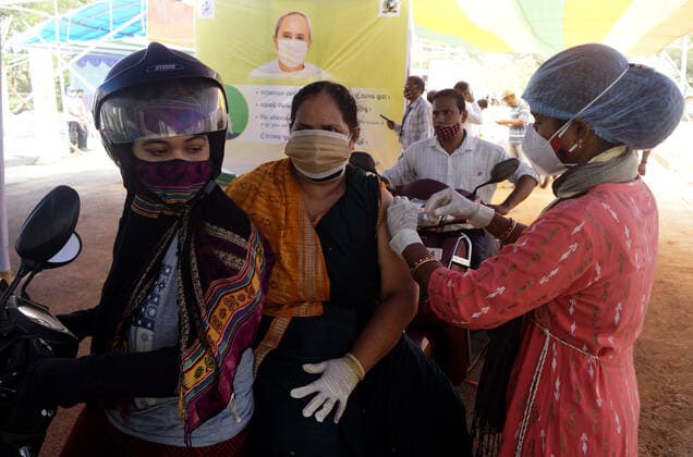 Virus Outbreak India Senior citizens above 45 years old vaccinated in the drive-in vaccination program by the city municipality in the eastern Indian state Odisha s capital city Bhubaneswar on May 12, 2021. Bhubaneswar Odisha India rout-notitle210512_npr6U  Copyright: xSTRx