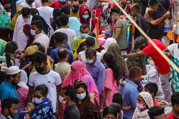 May 12, 2021, Dhaka, Dhaka, Bangladesh: Bangladeshi people not maintaining any social distance while shopping ahead of Eid-Al-Fitr, during the Covid-19 coronavirus pandemic at New Market area in Dhaka, Bangladesh on May 12, 2021. Dhaka Bangladesh - ZUMAc321 20210512_zip_c321_010 Copyright: xZabedxHasnainxChowdhuryx