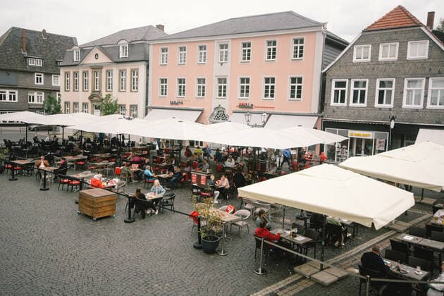 News Bilder des Tages Outdoor Dinning Opens In Lippstadt As Lock Down Measure Ease general view of outdoor cafe in Lippstadt, Germany on May 12, 2021 as Soest and Lippstadt are two the first model cities to be selected in North Rhine Westphalian begin to relax lock down measture in the region with low infection rates Lippstadt Germany tang-notitle210512_np3Fh  Copyright: xYingxTangx