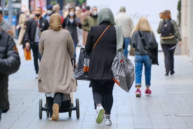 Dusseldorf 12 05 2021 Königsallee shopping mall shopping luxury store pandemic lockdown covid corona mask duty emergency brake shutdown federal emergency brake incidence incidence value headscarf Dusseldorf North Rhine Westphalia Germany