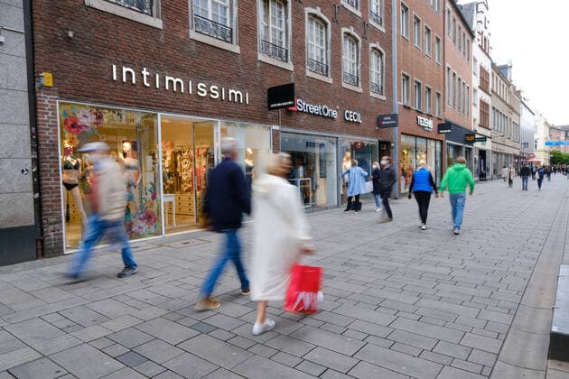 Düsseldorf 12 05 2021 Flinger Strasse Flingerstrasse shopping street shopping mall shopping mall corona pandemic covid corona lockdown mask obligation masks shopping retail emergency brake shutdown infection protection law incidence incidence value federal emergency brake pedestrian zone Düsseldorf North Rhine Westphalia Germany