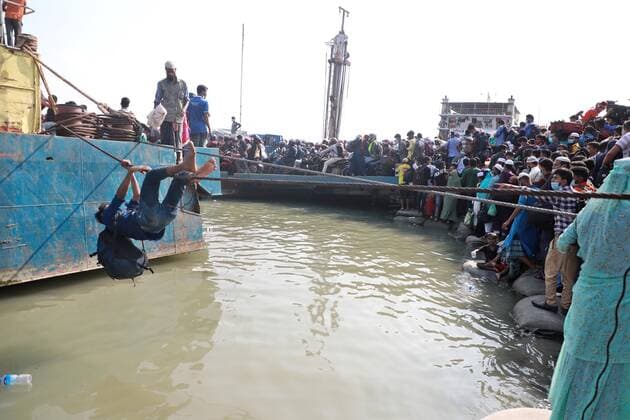 May 12, 2021, Dhaka, Dhaka, Bangladesh: May, 12, 2021 Bangladeshi people take place on an overcrowded ferry to go to their village homes for the Eid al-Fitr festival in Shimuliya, Munshiganj, on the outskirts of Dhaka, Bangladesh, May 12, 2021. Five people died after they fell sick due to the heat on two overcrowded ferries in Madaripur s Banglabazar today. Eight others fell ill at the same time this noon. Dhaka Bangladesh - ZUMAr338 20210512_zip_r338_046 Copyright: xHarun-Or-Rashidx