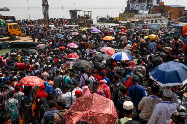 COVID-19 Coronavirus Emergency In Bangladesh People rush with their belongings to board a ferry at Mawa Ferry Terminal to get home to celebrate Eid al-Fitr, after the government imposed coronavirus disease (COVID-19) restrictions on long-route public transport in Munshiganj, Bangladesh on May 12, 2021. Munshiganj Bangladesh salahuddin-notitle210512_npVmk  Copyright: xKazixSalahuddinxRazux