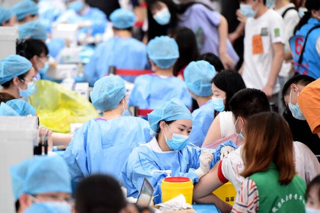 News Bilder des Tages (210513) -- HEFEI, May 13, 2021 -- Faculty members and students receive COVID-19 vaccines at a vaccination site at Anhui Agricultural University in Hefei, east China s Anhui Province, May 13, 2021. ) CHINA-ANHUI-HEFEI-COVID-19-VACCINATION-CAMPUS (CN) HuangxBohan 