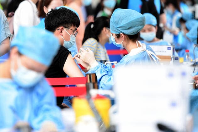 (210513) -- HEFEI, May 13, 2021 -- Faculty members and students receive COVID-19 vaccines at a vaccination site at Anhui Agricultural University in Hefei, east China s Anhui Province, May 13, 2021. ) CHINA-ANHUI-HEFEI-COVID-19-VACCINATION-CAMPUS (CN) HuangxBohan 