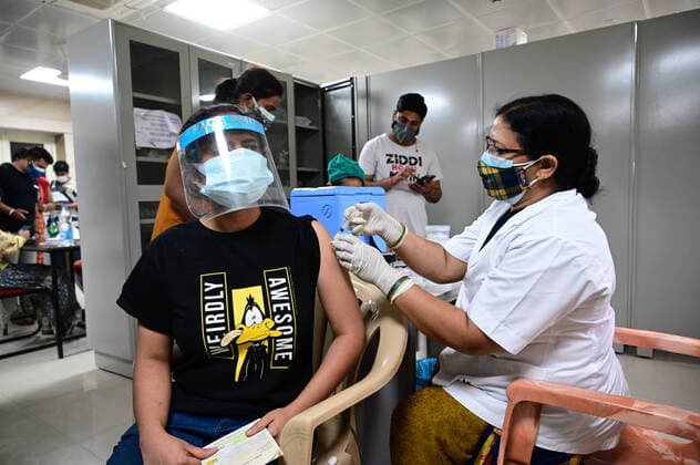 May 13, 2021, Prayagraj, Uttar Pradesh, India: Prayagraj: A Medical worker inoculates COVID-19 vaccine dose at Moti Lal Nehru Medical college in Prayagraj on Thursday, May 13, 2021. Prayagraj India - ZUMAv115 20210513_zap_v115_006 Copyright: xPrabhatxKumarxVermax