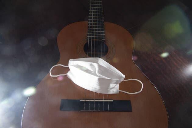 Tag der Musik am 21. Juni Guitar and face mask. ( Copyright: AbdurrahmanxAntakyalix-xDepoxPho 17138389
