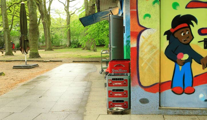 Sales stall in the almost deserted Hamburg Stadtpark on Ascension Day Because of contact restrictions, very few people were out and about on Fathers Day 2021 in the Stadtpark, which was a hotspot of Fathers Day tours in pre-pandemic times Winterhude Hamburg