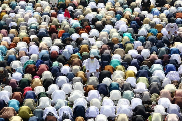 Bilder des Jahres 2021, News 05 Mai (210513) -- KARACHI, May 13, 2021 -- People offer Eid al-Fitr prayers in southern Pakistani port city of Karachi on May 13, 2021. Eid al-Fitr marks the end of the Muslim fasting month of Ramadan. (Str Xinhua) PAKISTAN-KARACHI-EID AL-FITR-PRAYER Stringer 