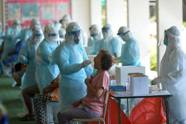 (210513) -- BANGKOK, May 13, 2021 -- People take the swab test for COVID-19 in Bangkok, Thailand, May 13, 2021. Thailand has reported the highest daily count of new COVID-19 cases following new prison clusters, complicating the country s fight against its worst coronavirus outbreak so far. A total of 4,887 new infections were recorded in the last 24 hours, an unusually high number, Ministry of Foreign Affairs official Pensom Lertsithichai said at the Center for COVID-19 Situation Administration (CCSA) daily briefing. ) THAILAND-BANGKOK-COVID-19-CASES RachenxSageamsak 