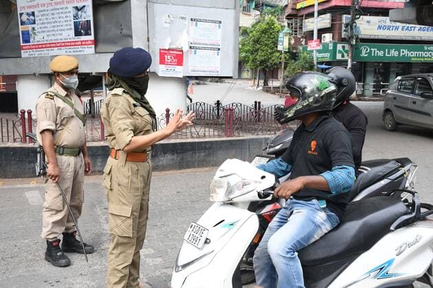 Coronavirus Emergency In India Security personnel question commuters who defied curfew as coronavirus cases surge in Guwahati, India Thursday, May 13, 2021. Guwahati India hazarika-notitle210513_npjF0  Copyright: xAnuwarxHazarikax