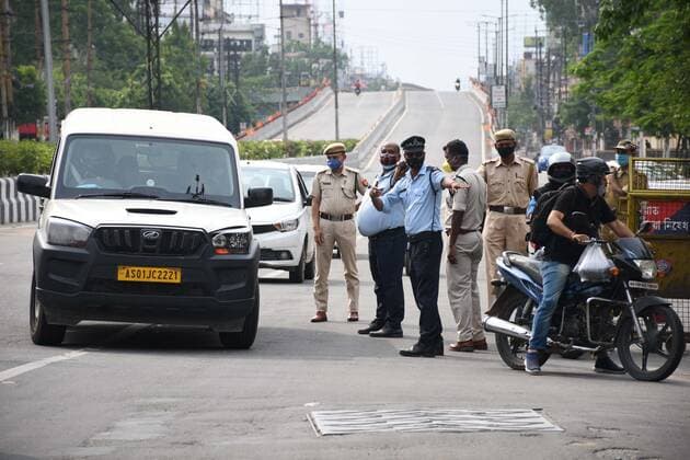 Coronavirus Emergency In India Security personnel question commuters who defied curfew as coronavirus cases surge in Guwahati, India Thursday, May 13, 2021. Guwahati India hazarika-notitle210513_npMOd  Copyright: xAnuwarxHazarikax
