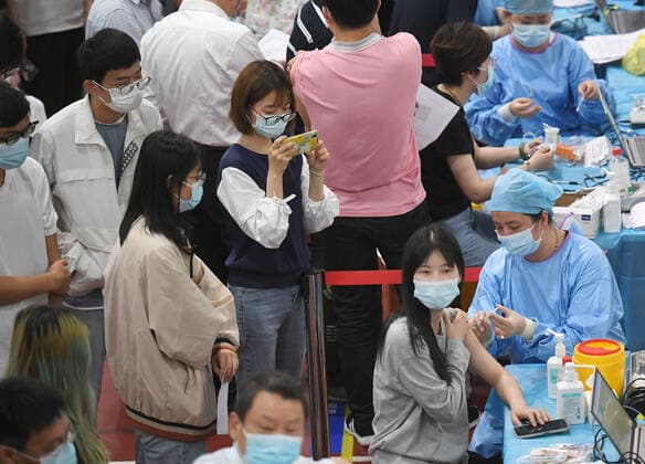 HEFEI, CHINA - MAY 13: Students line up to receive a dose of the COVID-19 vaccine at Anhui Agricultural University on May 13, 2021 in Hefei, Anhui Province of China.  Copyright: xVCGx CFP111329731540