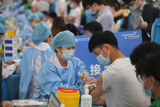 HEFEI, CHINA - MAY 13: Students line up to receive a dose of the COVID-19 vaccine at Anhui Agricultural University on May 13, 2021 in Hefei, Anhui Province of China.  Copyright: xVCGx CFP111329731537