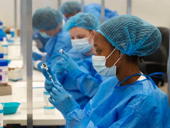 May 13, 2021, Montreal, PQ, Canada: Healthcare workers prepare doses of the Pfizer vaccine at a COVID-19 vaccination clinic, Thursday, May 13, 2021 in Montreal. Montreal Canada  - ZUMAc35_ 20210513_zaf_c35_022 Copyright: xRyanxRemiorzx