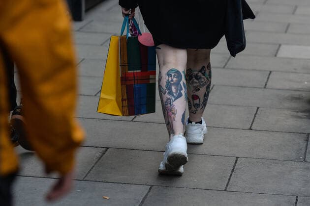 Daily Life In Dublin A woman with colorful tattoos on her legs is walking down the street in the center of Dublin. On Thursday, 13 May 2021, in Dublin, Ireland. Dublin Ireland widak-dailydub210513_npMoC  Copyright: xArturxWidakx