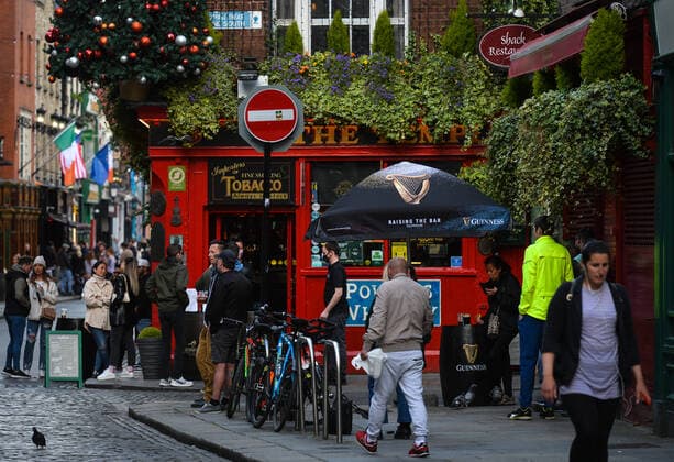 Daily Life In Dublin People gathering outside The Temple Bar pub in Dublin city center. On Thursday, 13 May 2021, in Dublin, Ireland. Dublin Ireland widak-dailydub210513_npA5b  Copyright: xArturxWidakx