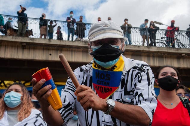 IMAGO Creative: Tag der Menschenrechte am 10. Dezember A demonstrator plays a cowbell as thousands protest in northern Bogota, Colombia on May 12, 2021 against the cases of police brutality that are at least 40 and the government of president Ivan Duque. Bogota Cundinamarca Colombia Copyright: xChepaxBeltranx CHE_12M_20210512012