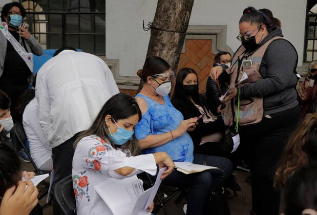 Vaccination Of Pregnant Women Against COVID-19 Begins In Mexico City A group of pregnant women outside the facilities of the Benito Juarez Elementary School, located in the Cuauhtemoc district of Mexico City, before being immunized with the first dose of the Pfizer-BioNTech biologic against COVID-19 during the health emergency and the yellow epidemiological traffic light in the capital. Mexico City Mexico vieyra-notitle210513_nptlD  Copyright: xGerardoxVieyrax