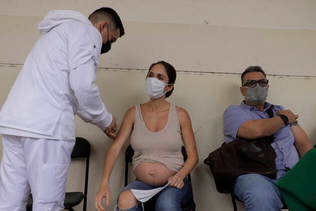 Vaccination Of Pregnant Women Against COVID-19 Begins In Mexico City A pregnant woman inside the facilities of the Benito Juarez Elementary School, located in the Cuauhtemoc district of Mexico City, is immunized by medical personnel with the first dose of the Pfizer-BioNTech biologic against COVID-19 during the health emergency and the yellow epidemiological traffic light in the capital. Mexico City Mexico vieyra-notitle210513_npdLp  Copyright: xGerardoxVieyrax