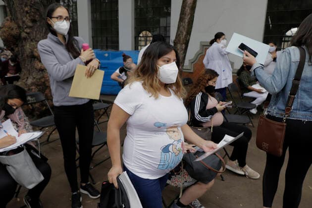 Vaccination Of Pregnant Women Against COVID-19 Begins In Mexico City A group of pregnant women outside the facilities of the Benito Juarez Elementary School, located in the Cuauhtemoc district of Mexico City, before being immunized with the first dose of the Pfizer-BioNTech biologic against COVID-19 during the health emergency and the yellow epidemiological traffic light in the capital. Mexico City Mexico vieyra-notitle210513_npLZl  Copyright: xGerardoxVieyrax