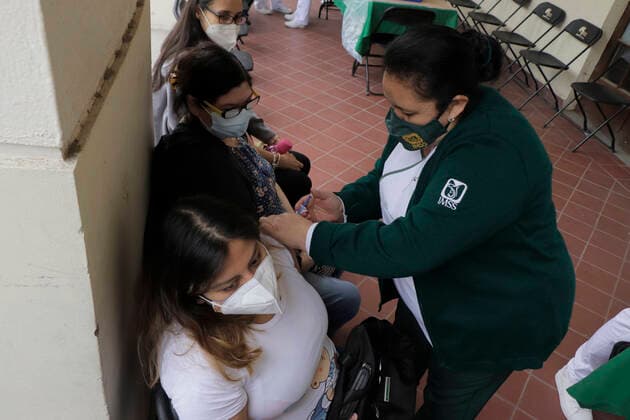 Vaccination Of Pregnant Women Against COVID-19 Begins In Mexico City A pregnant woman inside the facilities of the Benito Juarez Elementary School, located in the Cuauhtemoc district of Mexico City, is immunized by medical personnel with the first dose of the Pfizer-BioNTech biologic against COVID-19 during the health emergency and the yellow epidemiological traffic light in the capital. Mexico City Mexico vieyra-notitle210513_npZAP  Copyright: xGerardoxVieyrax