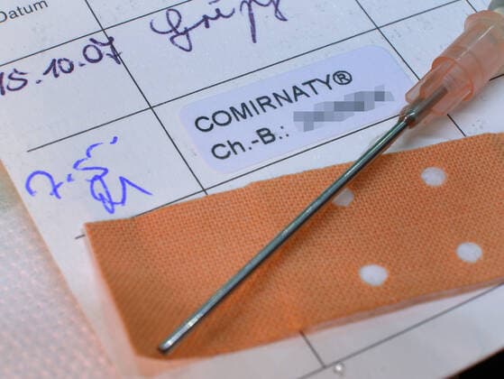 Covid 19 Entry in a vaccination record after vaccination with Pfizer Biontech vaccine in medical personnel Vaccination Covid 19