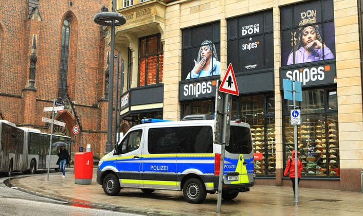 A police squad car stands in front of a shop on Mönckebergstraße in Hamburgs city centre during the lockdown Altstadt Hamburg
