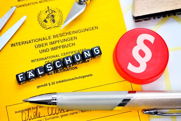 PHOTOMONTAGE, writing forgery on vaccination certificate and paragraph sign, forged vaccination certificate ** NUR FUER REDAKTIONELLE ZWECKE ** EDITORIAL USE ONLY **