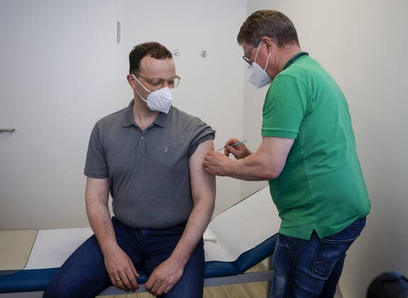 Bilder des Jahres 2021, News 05 Mai News Themen der Woche KW19 News Bilder des Tages Bundesgesundheitsminister Jens Spahn (CDU) bekommt eine Impfung gegen COVID-19 in einer Hausarztpraxis in Legden am 14.05.2021. Legden Deutschland *** Federal Minister of Health Jens Spahn CDU gets a vaccination against COVID 19 in a family practice in Legden on 14 05 2021 Legden Germany Copyright: xXanderxHeinl photothek.dex