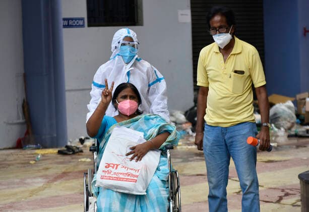 Coronavirus Emergency In Kolkata A covid-19 patient shows victory sign after she recovers and get release order from a government hospital where she was admitted in Kolkata, India, 12 May, 2021. Kolkata India aditya-notitle210512_npdYr  Copyright: xIndranilxAdityax