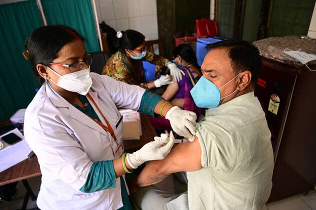 May 15, 2021, Prayagraj, Uttar Pradesh, India: Prayagraj: A Medical worker inoculates COVID-19 vaccine dose at Tej Bahadur Sapru District Hospital in Prayagraj on Saturday, May 15, 2021. Prayagraj India - ZUMAv115 20210515_zap_v115_001 Copyright: xPrabhatxKumarxVermax