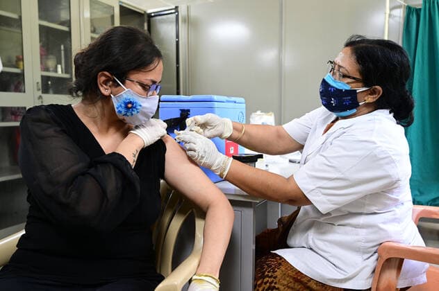 May 15, 2021, Prayagraj, Uttar Pradesh, India: Prayagraj: A Medical worker inoculates COVID-19 vaccine dose at Moti Lal Neharu medical college in Prayagraj on Saturday, May 15, 2021. Prayagraj India - ZUMAv115 20210515_zap_v115_009 Copyright: xPrabhatxKumarxVermax