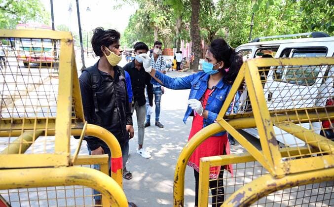 May 15, 2021, Prayagraj, Uttar Pradesh, India: Prayagraj: Medics take swab sample of commuters for RT-PCR test during second wave of Coronavirus pandemic in Prayagraj on Saturday, May 15, 2021. Prayagraj India - ZUMAv115 20210515_zap_v115_018 Copyright: xPrabhatxKumarxVermax