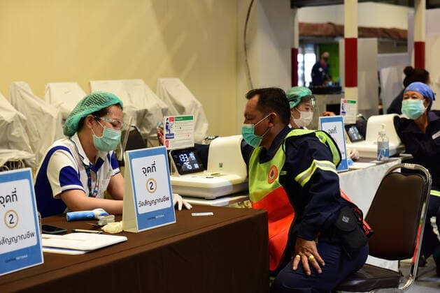 Thailand: COVID-19 vaccine in the department store page Thailand - May 15, 2021 Government cooperation with the private sector Provide service areas for the people To get vaccinated against COVID-19 outside the hospital, this point is the COVID-19 Vaccination Service Cooperation Unit, Central Ladprao, Bangkok. Thailand - May 15, 2021 Volunteers measure blood pressure. And measure body temperature To the people Before entering the Coronavirus disease vaccination booth (COVID-19) at the COVID-19 Vaccination Service Cooperation Unit, Central Ladprao, Bangkok. Bangkok Thailand Copyright: TeeraxNoisakran