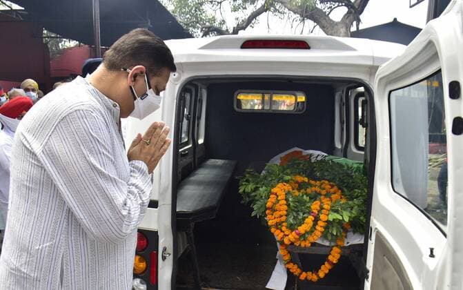AMRITSAR, INDIA MAY 15: Congress leaders paying tribute to former minister of state for external affairs RL Bhatia,who died due to Covid-19, at a Durgiana Temple cremation ground on May 15, 2021 in Amritsar, India. He was 99. Bhatia, who also served as the governor of Kerala from 2004-08, is survived by a son and a daughter, both based in Amritsar. (Photo by Sameer Sehgal Hindustan Times ) Ex-Union Minister RL Bhatia Dies Of Covid-19 In Amritsar