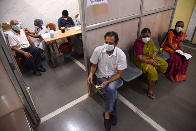 NAVI MUMBAI, INDIA ? MAY 15: Beneficiaries get inoculated with a second dose of vaccine against Covid-19, at NMMC Hospital, Vashi on May 15, 2021 in Navi Mumbai, India. (Photo by Bachchan Kumar Hindustan Times ) COVID-19 Vaccination Drive
