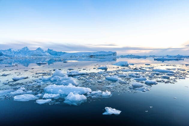 IMAGO Nature: Unsere Erde, Klimawandel, Arktische und Antarktische Eisschmelze Icebergs In Greenland Icebergs near Ilulissat, Greenland. Climate change is having a profound effect in Greenland with glaciers and the Greenland ice cap retreating. Ilulissat Greenland pedersen-icebergs210508_npiRm  Copyright: xUlrikxPedersenx