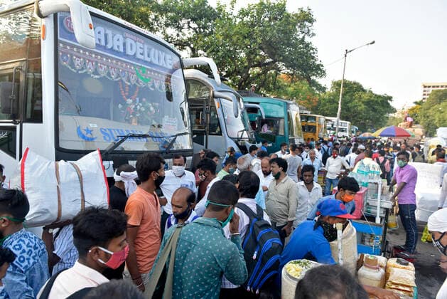 Coronavirus Emergency In Kolkata Crowded bus stand can be seen as the migrant people rushes to return home before the lockdown starts amid coronavirus emergency in Kolkata, India, 15 May, 2021. West Bengal government announces lockdown from May 16 till May 30, amid Covid-19 surge according to an Indian media report. Kolkata India aditya-notitle210515_npHQL  Copyright: xIndranilxAdityax